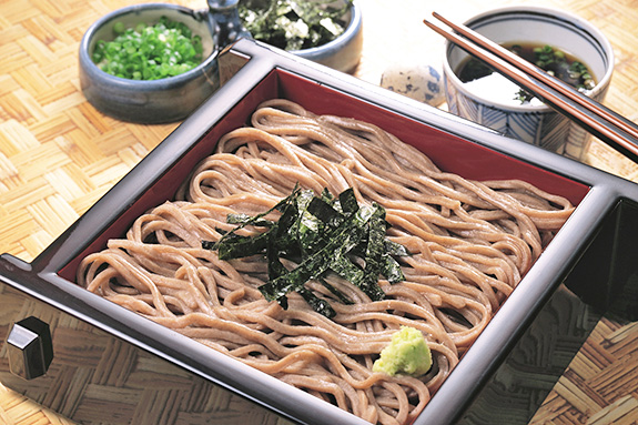めん類・天ぷら・揚げ物を美味しく仕上げる  バラエティー豊かなつゆ・たれシリーズです。  簡単、便利なストレートタイプ！！    ◎賞味期限：製造日より常温で６ヶ月